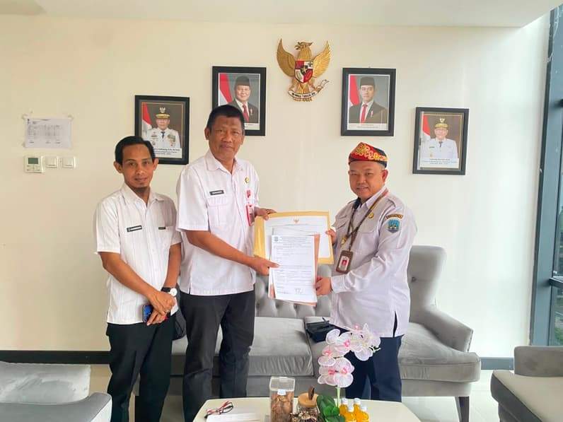 Kepala BKPSDM Nunukan Kaharuddin saat menerima tiga berkas purna IPDN yang akan bertugas di Pemkab Nunukan (Foto: BKPSDM Nunukan)