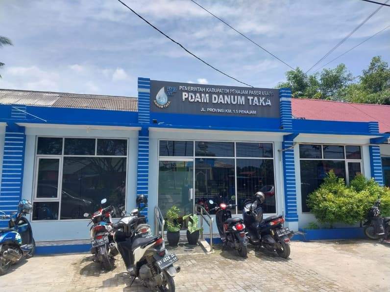 Kantor Perumda AMDT PPU di Jalan Provinsi Km 2, Kelurahan Penajam, Kecamatan Penajam. (Foto: Adi Kade/Pusaranmedia.com)