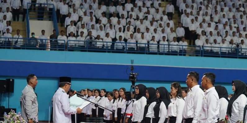 Ilustrasi saat Bupati Kutim, Ardiansyah Sulaiman saat melantik ribuan P3K. (Foto: Dok Prokopim)