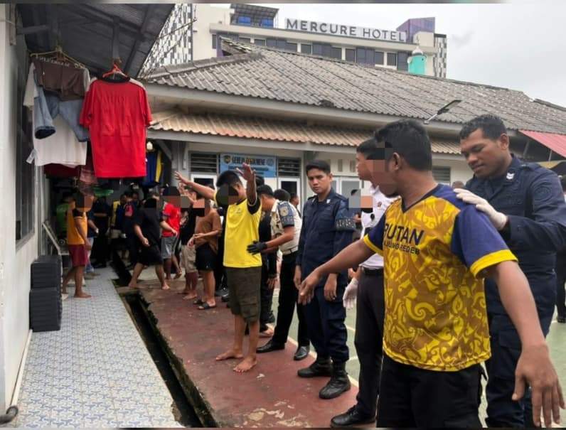Petugas Rutan Kelas IIB Tanjung Redeb melakukan razia kamar hunian warga binaan guna memastikan tidak adanya barang terlarang. (Foto: Nur Hidayah/ pusaranmedia.com)