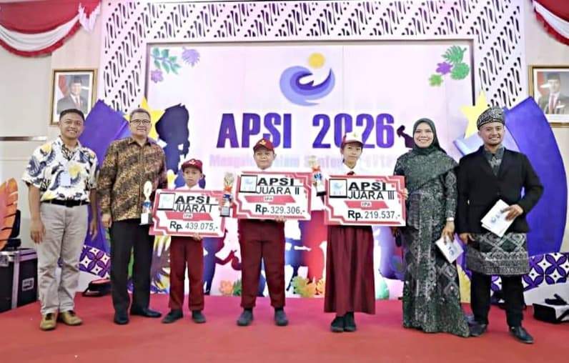 Kepala KRI Tawau Dino Nurwahyudin bersama para pemenang APSI 2026 yang berasal dari anak-anak PMI di Tawau (Foto: KRI Tawau)