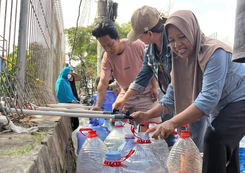 Bantuan distribusi air bersih di Sungai Kapih, Kamis (10/9/2026). (Foto: Tri/Pusaranmedia.com)
