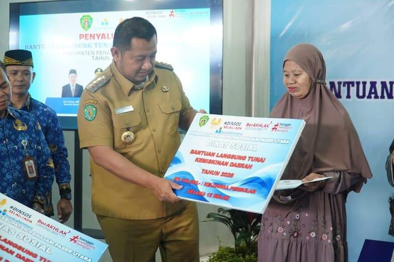Bupati PPU, Mudyat Noor menyerahkan secara simbolis BLT tahap pertama ke warga kurang mampu pada 2 Juni 2026. (Foto: Humas Setkab PPU)