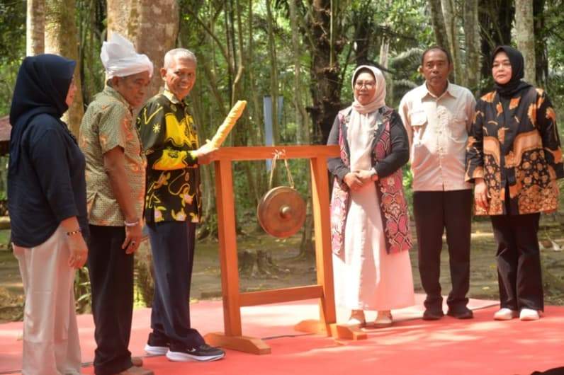 Pembukaan Festival Rindu Dumaring (FRD) 2026 ditandai dengan pemukulan gong di Taman Sungai Dumaring, Kecamatan Talisayan, Kabupaten Berau. (Foto: Istimewa)