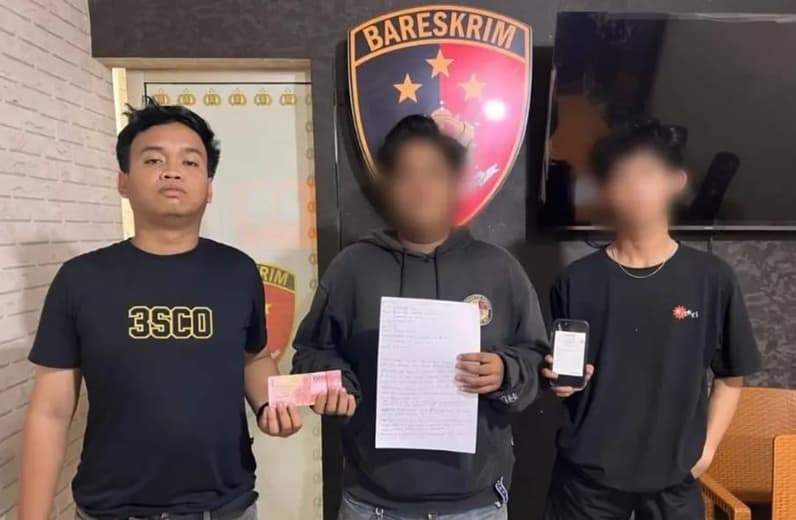 Pelaku saat mengembalikan uang ke BEM KM Unmul di kantor kepolisian. (Foto: BEM KM Unmul).