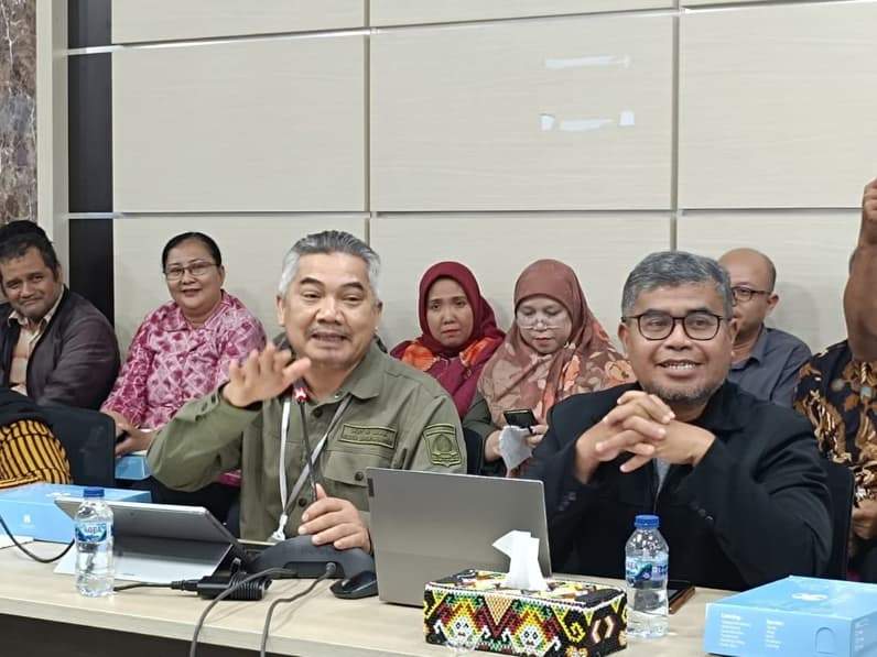 Kepala Disnaker Balikpapan, Adamin Siregar (kiri) dalam RDP bersama buruh di ruang rapat gabungan DPRD, Jumat (1/5/2026). (Foto: Achmad Fadillah/Pusaranmedia.com)