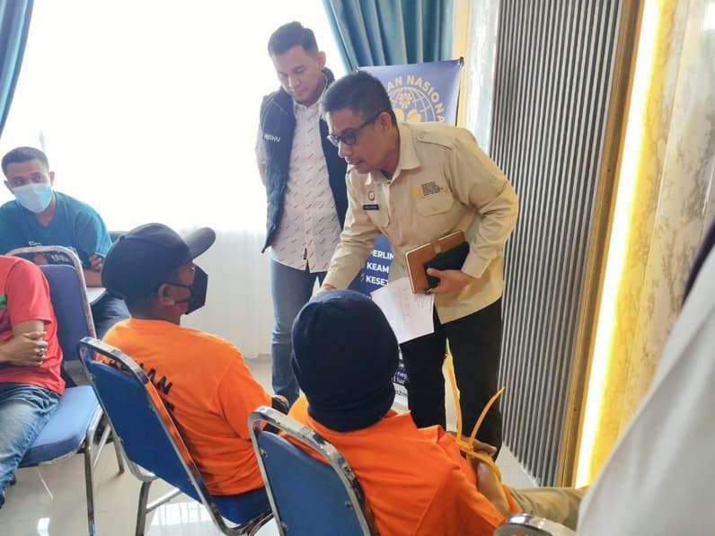 Kedua terduga pelaku saat dihadirkan dalam press conference pengungkapan kasus dugaan TPPO di Nunukan (Foto: Diansyah/pusaranmedia.com)