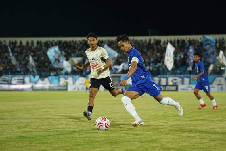 Kapten Persiba Balikpapan, Abdul Rachman saat memimpin rekan-rekannya menghadapi Persela di Stadion Surajaya Lamongan, Sabtu (19/9/2026). (Foto: Media Official Persiba Balikpapan)