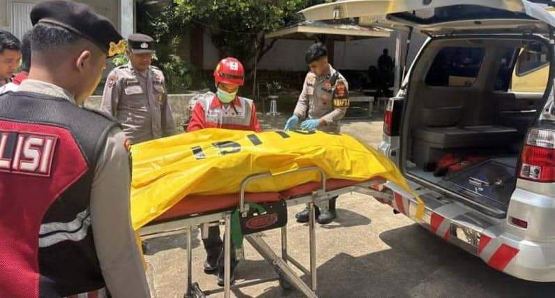 Antusias polisi saat mengangkat jenazah pria ke mobil Ambulans yang merupakan warga Samrinda. (Foto: Dok Polres Kutim)