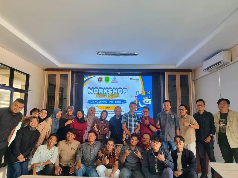 Foto bersama peserta Workshop dan Uji Kompetensi Wartawan bersama para penguji. (Foto: Nur Hidayah/ pusaranmedia.com)