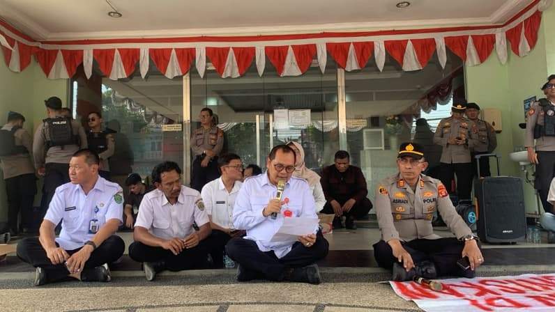 Kepala Dinkes Kaltim Jaya Mualimin (tengah) memegang mic dan selembaran kertas. (Foto: Herdi/Pusaranmedia.com).