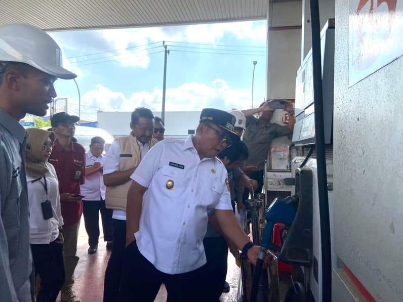 Pengecekan dispenser BBM di SPBU Jalan Sentosa, Samarinda, Rabu (15/7/2026). (Foto: Tri/Pusaranmedia.com)