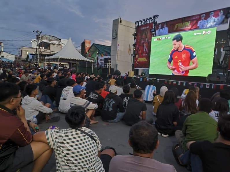 Suasana nonton bareng di Tugu Dwi Kora Nunukan. (Foto: Diansyah/Pusaranmedia.com)