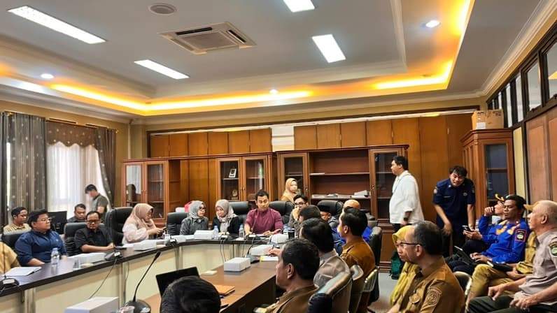 Rapat Dengar Pendapat (RDP) anggota Komisi III dan Komisi IV DPRD Kukar yang membahas zona merah di Kecamatan Tenggarong serta evaluasi kebakaran permukiman (Foto: Aswin/pusaranmedia.com)