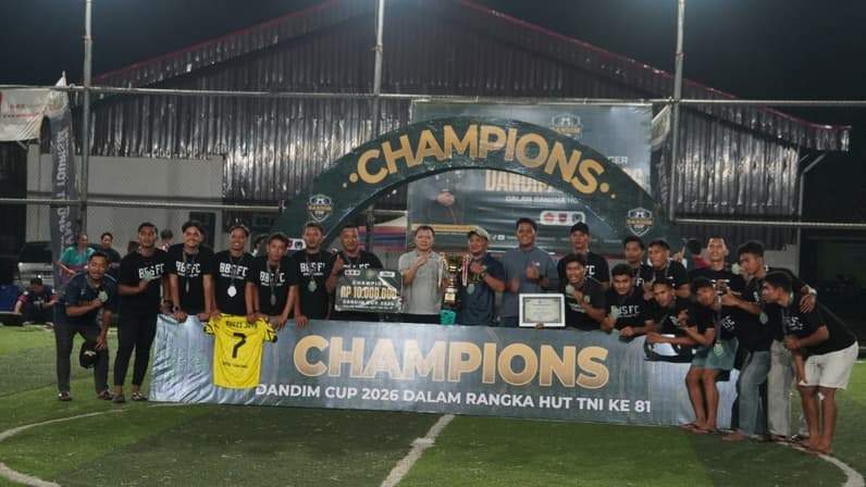 Foto Bupati Paser, dr Fahmi Fadli dan Dandim 0904/Paser, Letkol Inf Edy Wahyu Satriyadi bersama juara satu turnamen Mini Soccer Dandim Cup 2026 kategori umum, BBS Perepat. (Foto : Dok Kodim 0904/Paser)