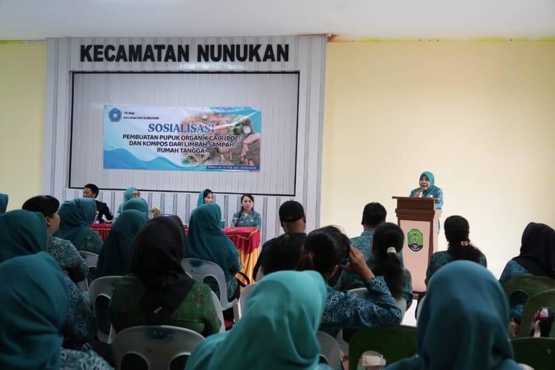 Ketua TP PKK Kaltara, Hj Rahmawati Zainal, SH menghadiri Sosialisasi Pembuatan POC dari limbah sampah rumah tangga di Kantor Kecamatan Nunukan. (Foto: dkisp)
