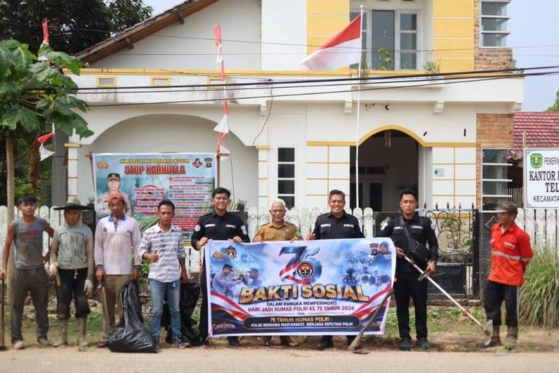 Jajaran Humas Polres Kutim dengan masyarakat saat melakukan bakti sosial di peringatan ke-75 Humas Polri. (Foto: Dok Polres Kutim)