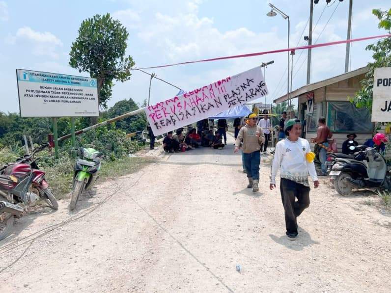Ratusan warga Desa Long Beleh Haloq, Kecamatan Kembang Janggut, Kutai Kartanegara (Kukar), menggelar aksi damai di kawasan Jembatan Sentekan PT REA Kaltim Plantations, Kamis (20/8/2026). (Foto: Warga Long Beleh Haloq)
