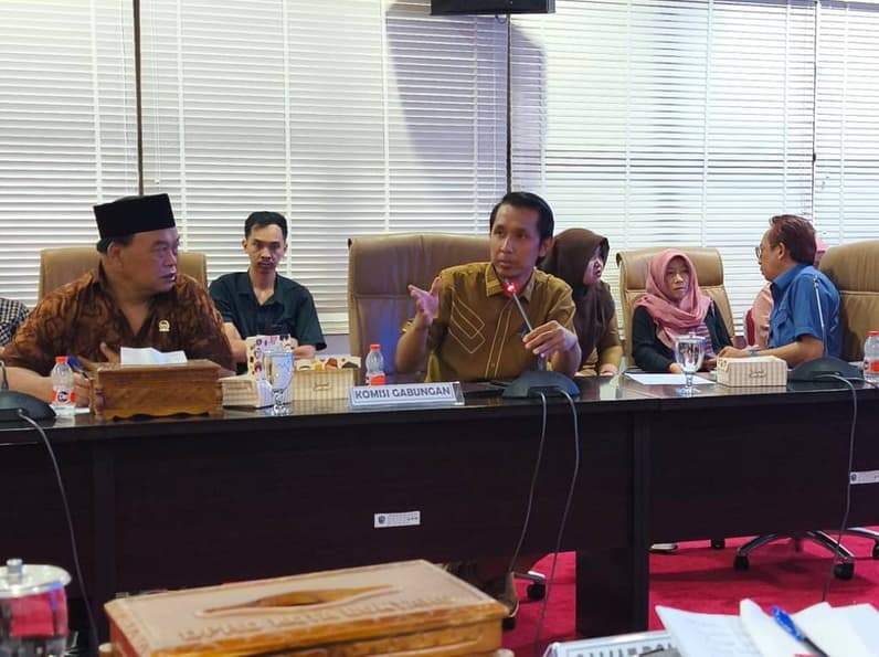Ketua Komisi A DPRD Kota Bontang, Heri Keswanto Pimpin Rapat Dengar Pendapat dengan Kelompok Tani Sipatuo (Dok:Lutfi Aziz/Pusaranmedia.com)