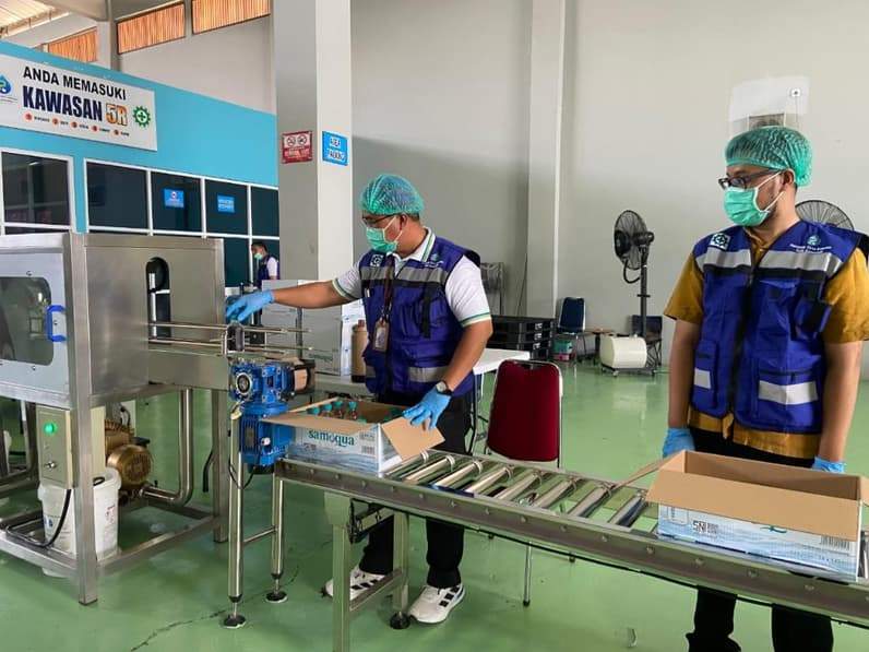 Proses pengemasan Samaqua. (Foto: Tri/Pusaranmedia.com)