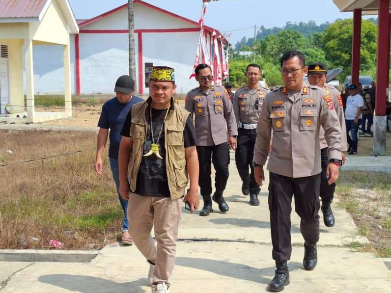 Polres Kukar saat mengunjungi mediasi masyarakat kecamatan tabang terkait kasus yang diduga pengroyokan warga tabang (Foto: Polres Kukar)