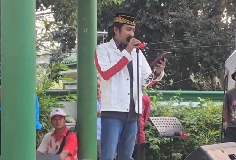 Mantan Bupati PPU, Abdul Gafur Mas'ud mengaku sedih dan sempat terhenti saat berpidato di rumah pribadi kawasan Perumahan Regency Balikpapan. (Foto: Tangkapan layar video/netizen)