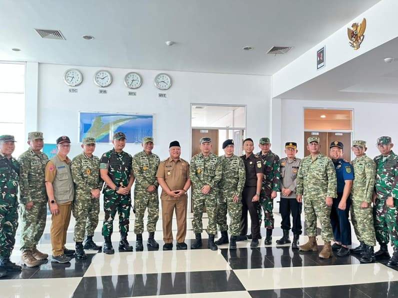 Foto bersama Wabup Berau dengan Tim Mabes TNI dan Pasis Sesko TNI dibandara Kalimarau. (Foto: Nur Hidayah/ pusaranmedia.com)