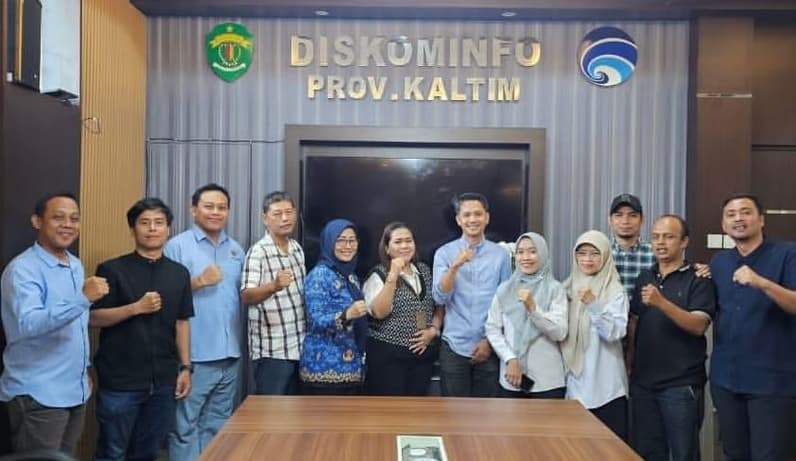 Ketua PWI Kaltim bersama Anggota melakukan silaturahmi dan diskusi terkait media di Kantor Diskominfo Kaltim. (Foto: PWI Kaltim)