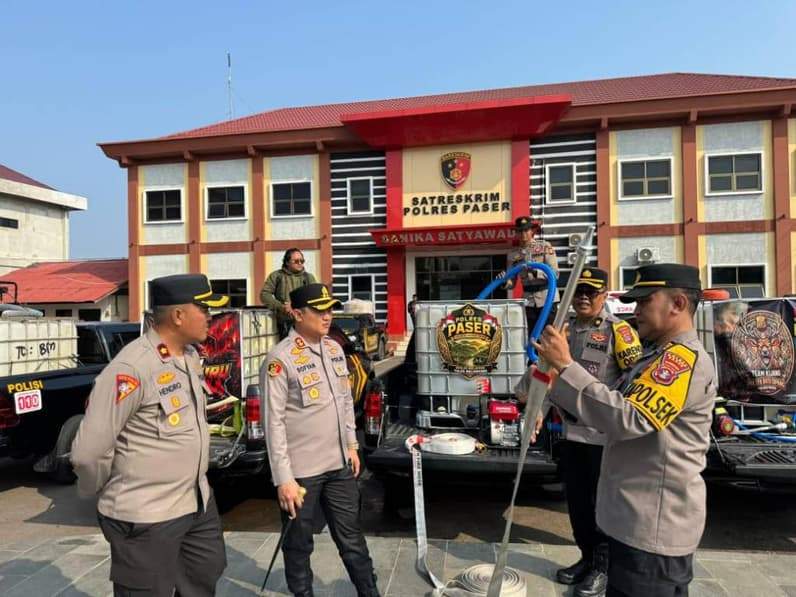Kapolres Paser AKBP Sofyan saat melihat mobil operasional yang siap digunakan untuk memadamkan karhutla. (Foto: Dok.Polres Paser)