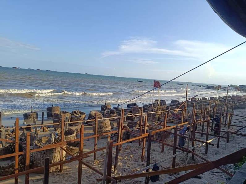 Situasi kawasan pesisir belakang Pasar Klandasan Balikpapan, Senin (8/6/2026). (Foto: Achmad Fadillah/Pusaranmedia.com)