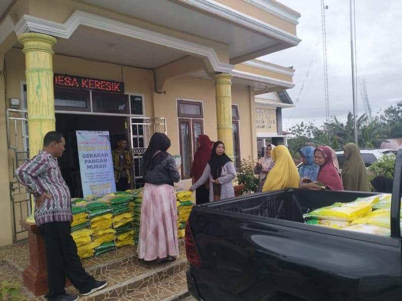 Saat Polres Paser melalui Polsek Paser Belengkong melaksanakan GPM di depan Kantor Desa Gresik Bura. (Foto : Dok Humas Polres Paser)