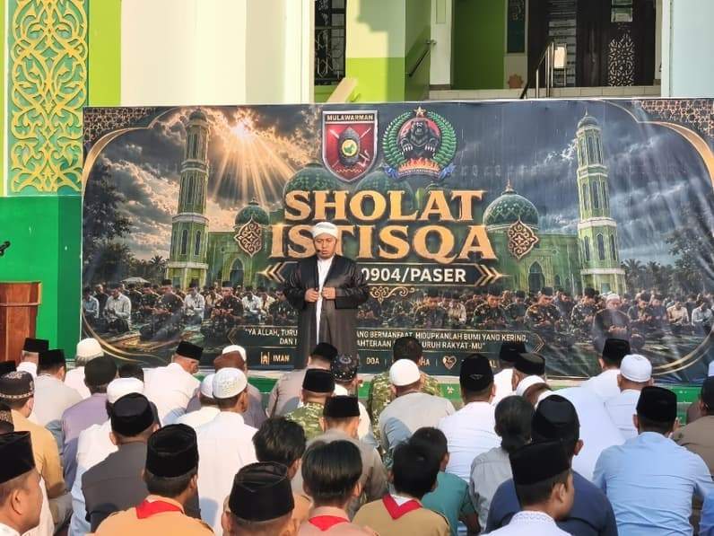 Kodim 0904/Psr bersama Forkopimda Paser shalat istisqa di halaman Masjid Agung Nurul Falah, Kecamatan Tanah Grogot. (Foto : Luthfi/Pusaranmedia.com)