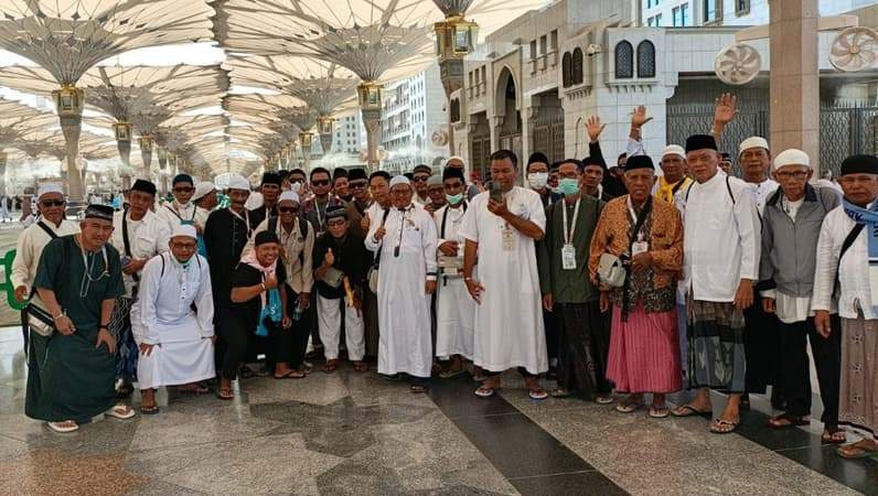 Para jemaah haji laki-laki asal Kaltara yang bersiap memasuki kawasan Raudah di Madinah. (Foto: H Sayid Abdullah)
