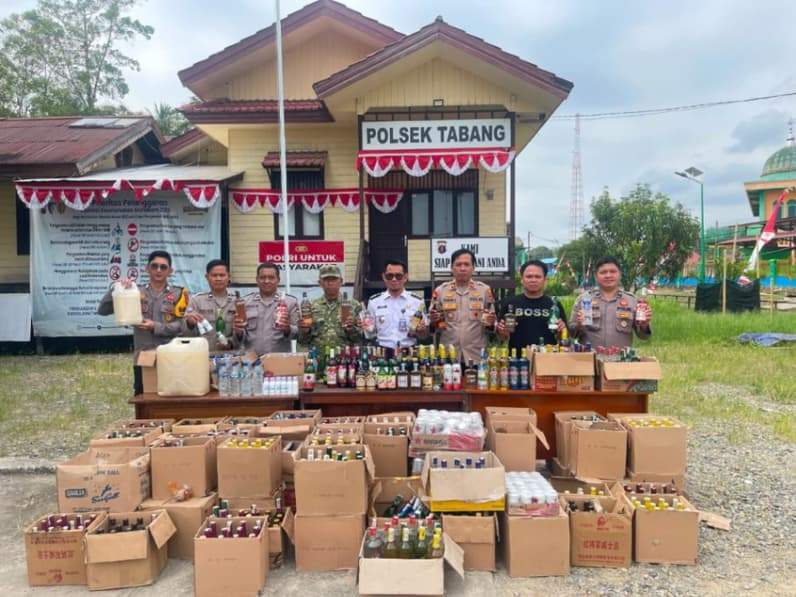 Polsek Tabang Sita 669 Botol Miras dari 10 Warung (Foto: Polsek Tabang)