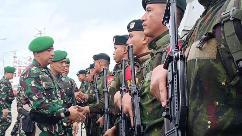 Pangdam VI/Mulawarman, Mayjen TNI Krido Pramono menyambut Satgas Yonif 613/RJA di Pelabuhan Semayang Balikpapan, Rabu (22/7/2026). (Foto: Achmad Fadillah/Pusaranmedia.com)