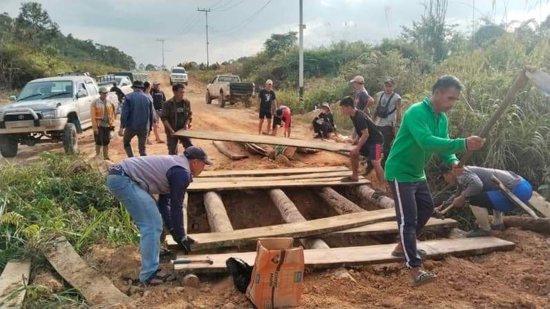Warga Kecamatan Krayan Timur secara gotong royong memperbaiki jembatan di wilayah tersebut (Foto: Marjuni)