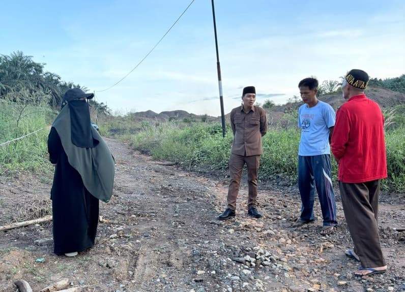 Kades Lolo Jumadi bersama Ketua Komisi II DPRD Paser di sekitar lokasi pembangunan Jembatan Seniur dua Desa Lolo, Kecamatan Kuaro, Kabupaten Paser. (Foto: Dok.Pribadi)