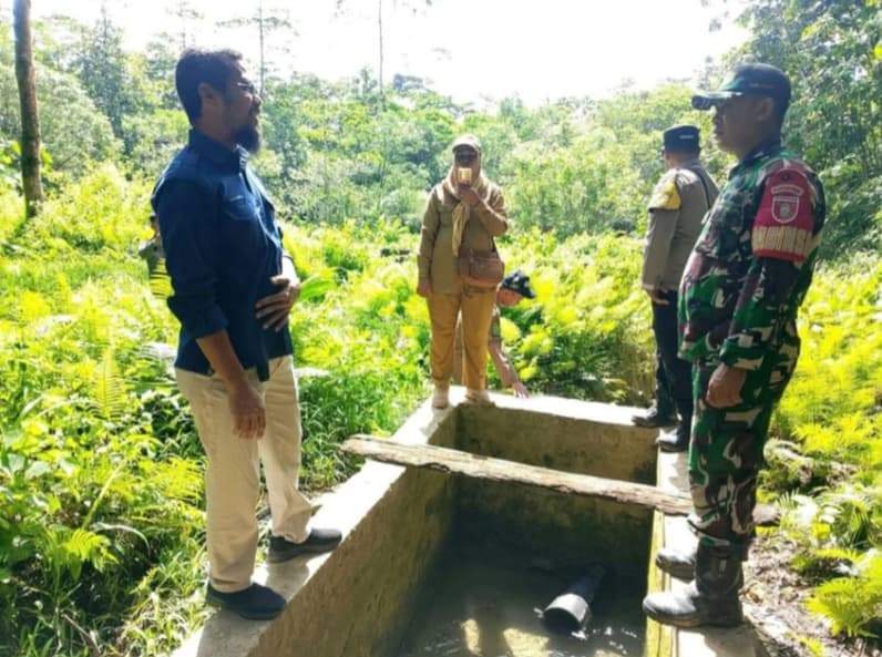 Terlihat Pemerintah Kecamatan Kaliorang saat memantau saluran air minum di Kaliorang. (Foto: Dok PDAM Kutai Timur)