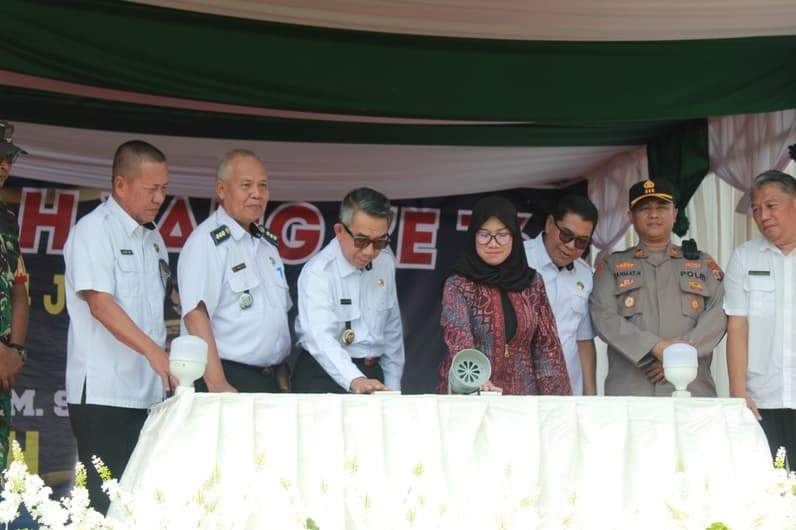 Bupati Kutim, Ardiansyah Sulaiman bersama jajaran PLN menekankan tombol sirine peresmian layanan listrik di Desa Senambah dan Desa Mulupan, Kecamatan Muara Bengkal. (Foto: PT PLN UID Kaltimra)