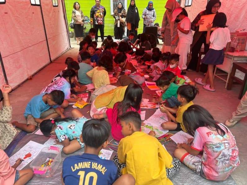 Dinas Pemberdayaan Perempuan dan Perlindungan Anak (DP3A) Kabupaten Kutai Kartanegara (Kukar) memberikan pendampingan psikososial kepada anak-anak korban kebakaran (Foto: Aswin/pusaranmedia.com)