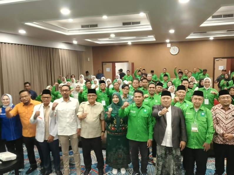 Para pengurus DPC PKB Balikpapan dan PPU bersama pejabat mengabadikan momen usai pengukuhan di Hotel Pasific Balikpapan (Foto: Achmad Fadillah/Pusaranmedia.com)