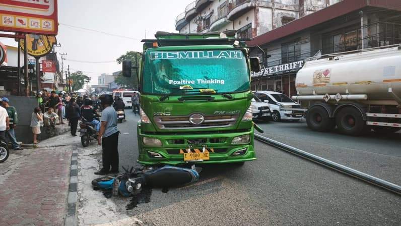 Truk bermuatan sembako dan sepeda motor Yamaha Jupiter Z terlibat kecelakaan di Jalan Soekarno-Hatta, kawasan Turunan Rapak, Balikpapan, Kamis (24/9/2026). (Foto: Satlantas Polresta Balikpapan)