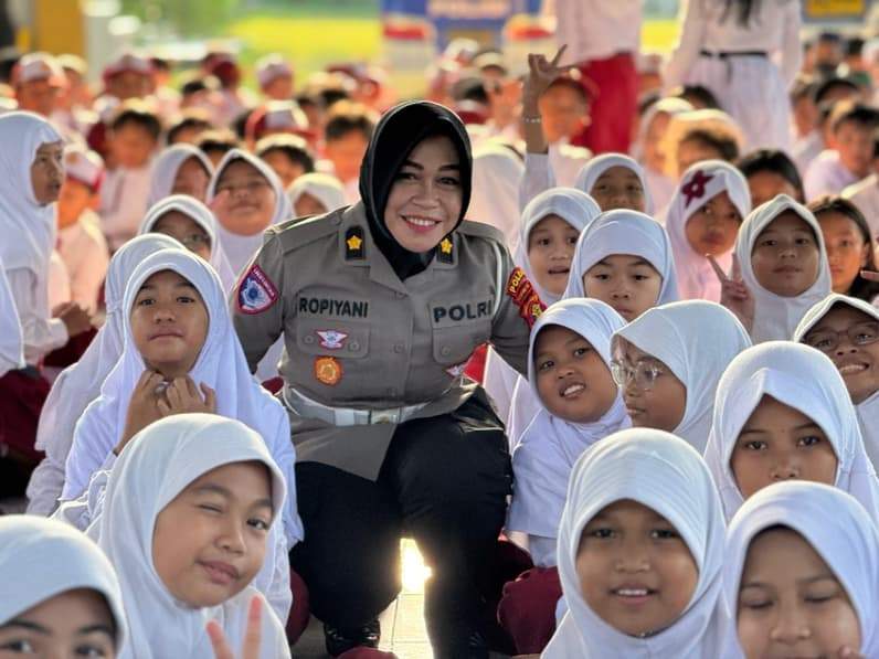 Kasubdit Kamsel Ditlantas Polda Kaltim, Kompol Ropiyani bersama siswa SD Patra Dharma 3 Balikpapan dalam kegiatan Polsanak, Senin (10/8/2026). (Foto: Ditlantas Polda Kaltim)