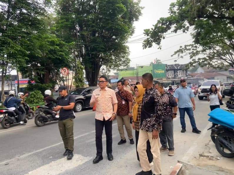 Wali Kota Samarinda, Andi Harun saat meninjau bekas galian ilegal di Jalan AM Sangaji, Jumat (23/10/2026). (Foto: Tri/Pusaranmedia.com)