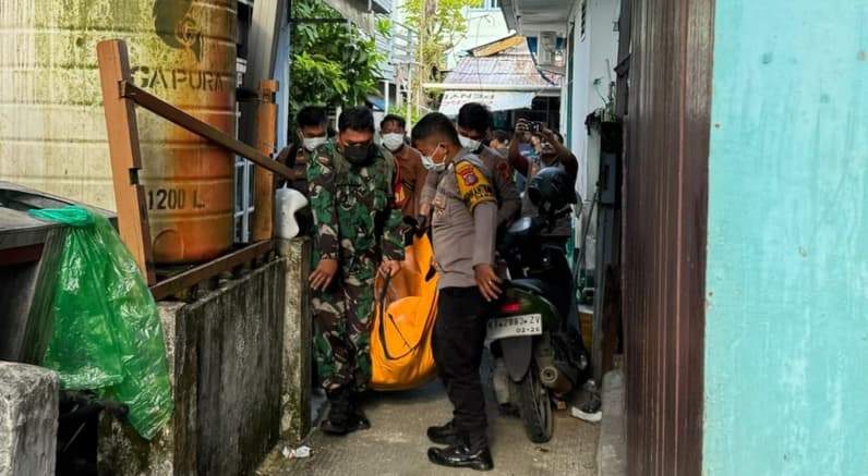 Petugas mengevakuasi jasad pria yang ditemukan meninggal dunia di sebuah kamar indekos di Jalan Jenderal Sudirman, Gang Intraco, Balikpapan Kota, Senin (13/7/2026). (Foto: Polsek Balikpapan Selatan)