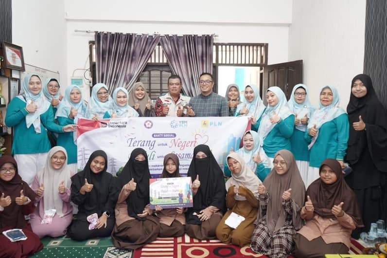 Yayasan Baitul Maal bersama Persatuan Istri Karyawan dan Karyawati PLN UID Kaltimra menyalurkan bantuan kebutuhan pokok kepada Yayasan Darul Farhanah, Jumat (14/8/2026). (Foto: PLN UID Kaltimra)