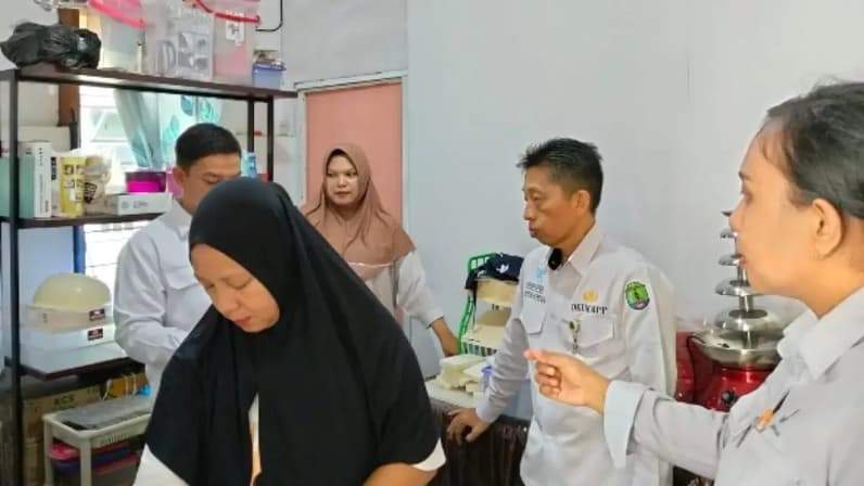 Pengawasan BPOM Tarakan ke salah satu pelaku UMKM di Nunukan. (Foto: DKUKMPP Nunukan)
