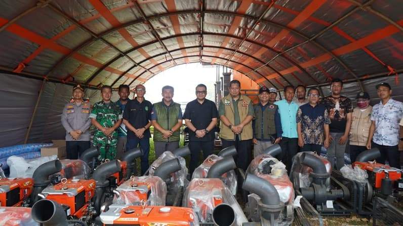 Penyerahan paket peralatan mesin pompa air berlangsung di Kantor Badan Penanggulangan Bencana Daerah (BPBD) Kukar (Foto: Aswin/pusaranmedia.com)