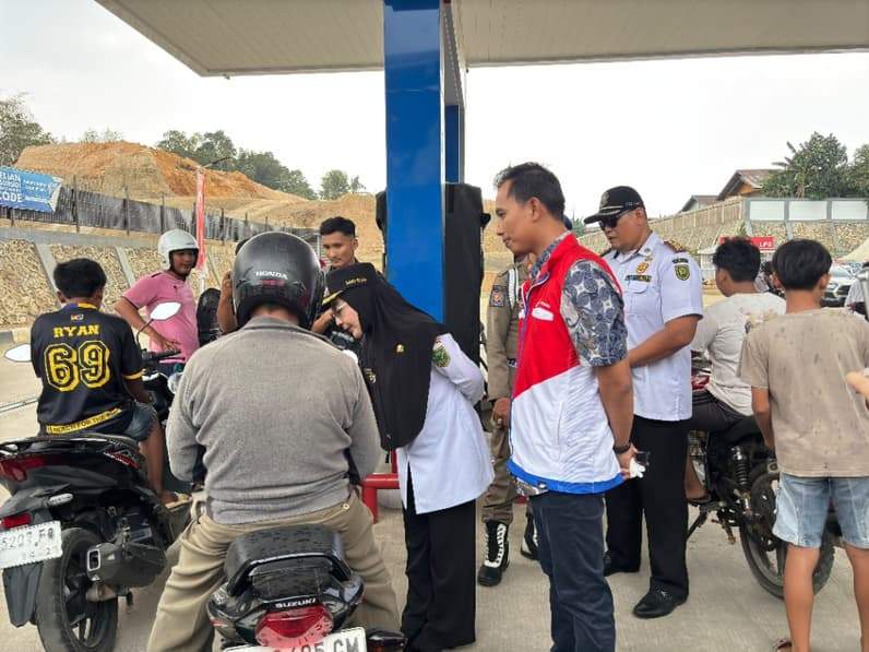 Bupati Berau melakukan pengecekan penyaluran BBM bersubsidi di salah satu SPBU di Kabupaten Berau. (Foto: Nur Hidayah/Pusaranmedia.com)