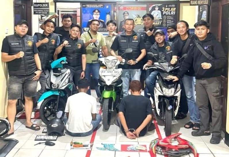 Kedua pelaku usai diamankan oleh Polsek Nunukan beserta barang bukti hasil kejahatannya. (Foto: Polsek Nunukan)